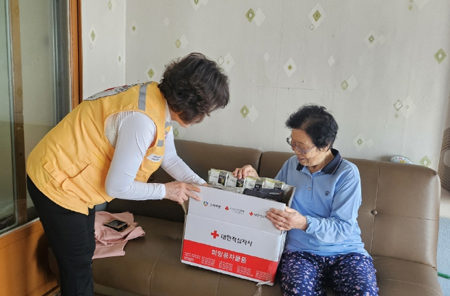 [사진]고려아연의 후원으로 적십자사 봉사원이 희망풍차 결연세대와 취약계층에 지원물품을 전달하는 모습(사진=대한적십자사)