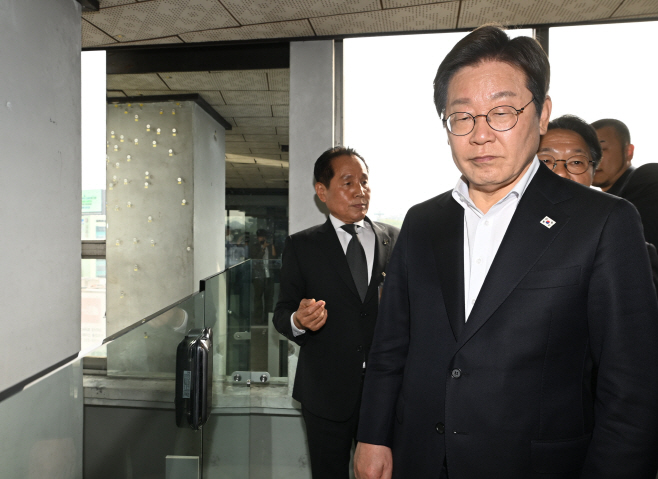 5·18 헬기사격 현장 찾은 이재명 후보<YONHAP NO-6074>