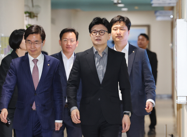 인천시청 찾은 한동훈<YONHAP NO-3748>