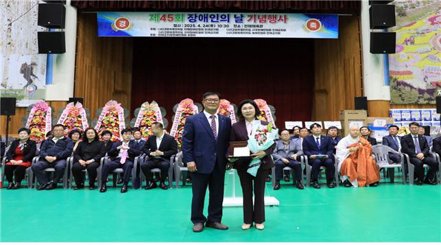 엄윤순 위원장 감사패 받아