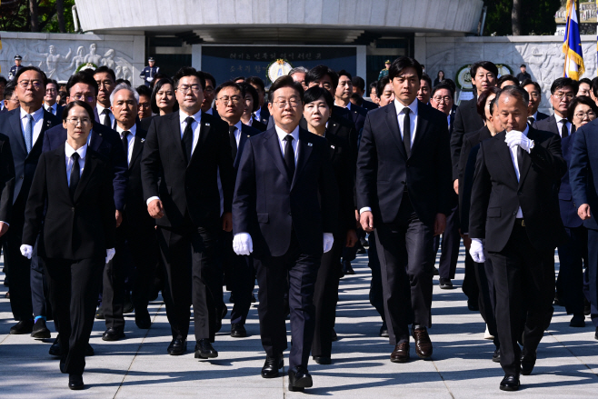 참배 후 이동하는 이재명 후보<YONHAP NO-3723>