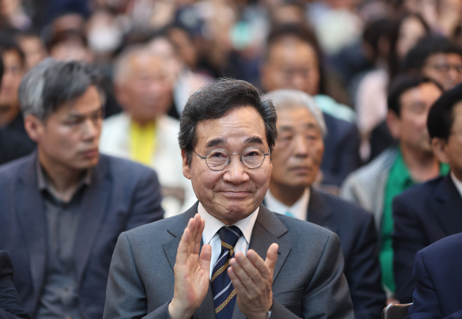 박수치는 이낙연 상임고문<YONHAP NO-5732>