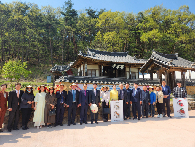 주한베트남 부대사 일행이 지난 25일 봉화군 봉성면 창평리 충효당 일원을 방문했다