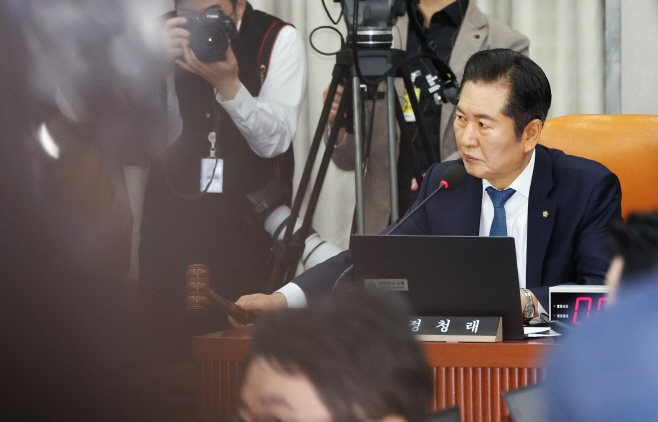 의사봉 두드리는 정청래 위원장<YONHAP NO-3420>
