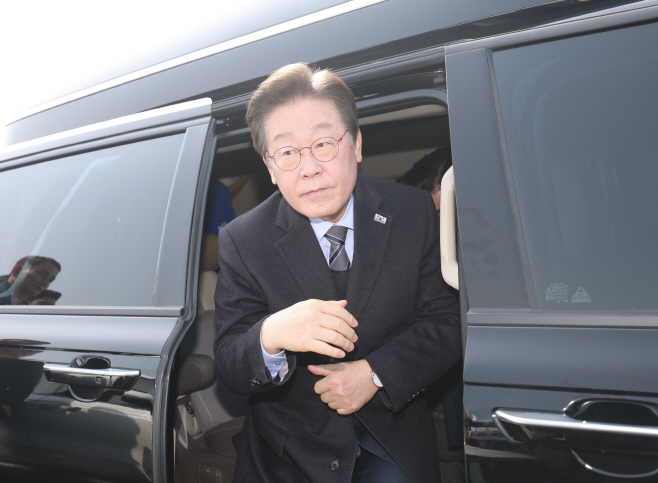차에서 내리는 이재명 대표<YONHAP NO-3559>