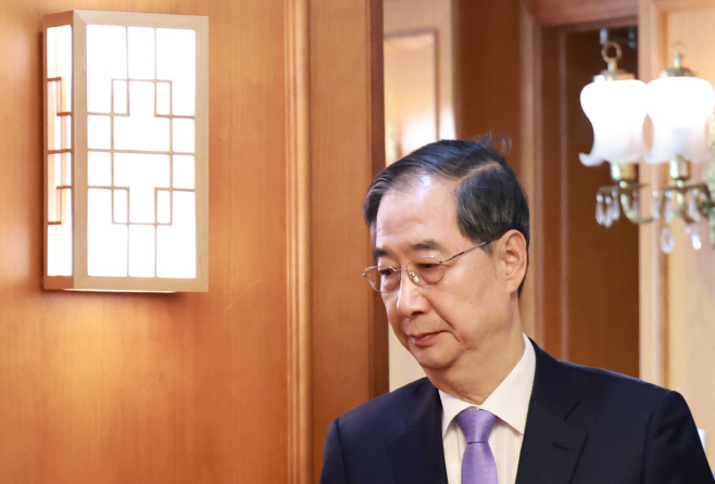 한덕수 권한대행, 재외공관장 신임장 수여식 참석<YONHAP NO-2595>