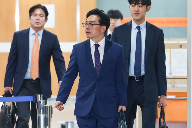 법정 향하는 윤승영 전 국수본 수사기획조정관