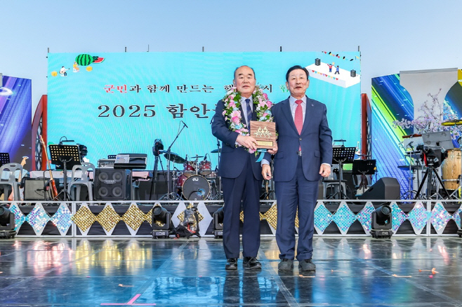 0429 최광련 ㈜한성 대표이사 제32회 함안군민상 수상자 선정1