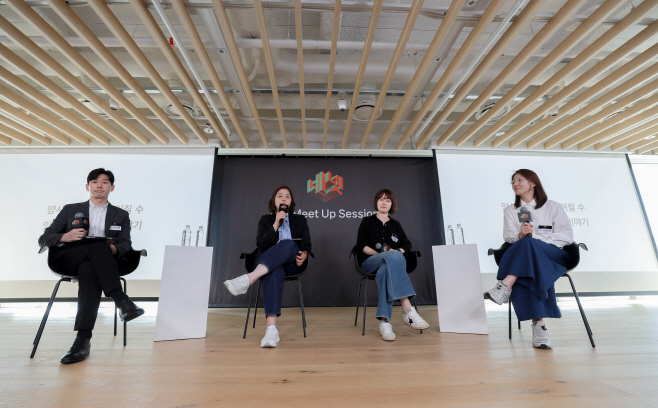 [이미지] ‘네이버 넷플릭스 밋업' 세션 (왼쪽부터 넷플릭스 마케팅 파트너십 구본정 매니저, 사업개발부문 최윤정 디렉터, 네이버 멤버십 정한나 리더, 마케팅 나은빈 책임리더) (2)
