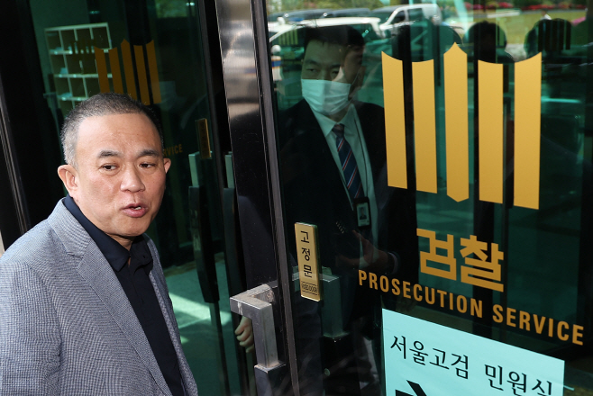 서울고검 향하는 명태균 씨<YONHAP NO-3679>