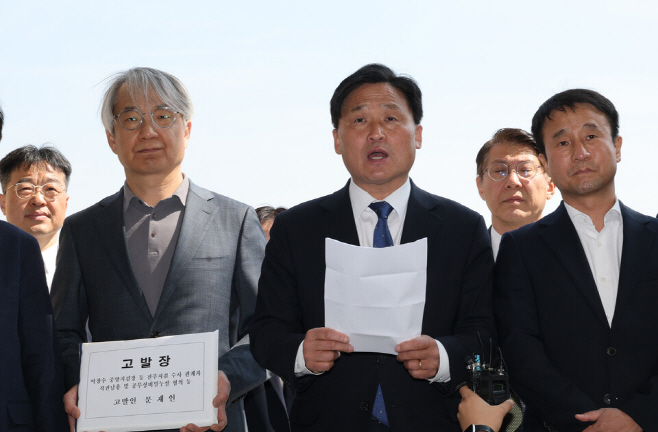 문재인 전 대통령 변호인단 기자회견<YONHAP NO-3647>