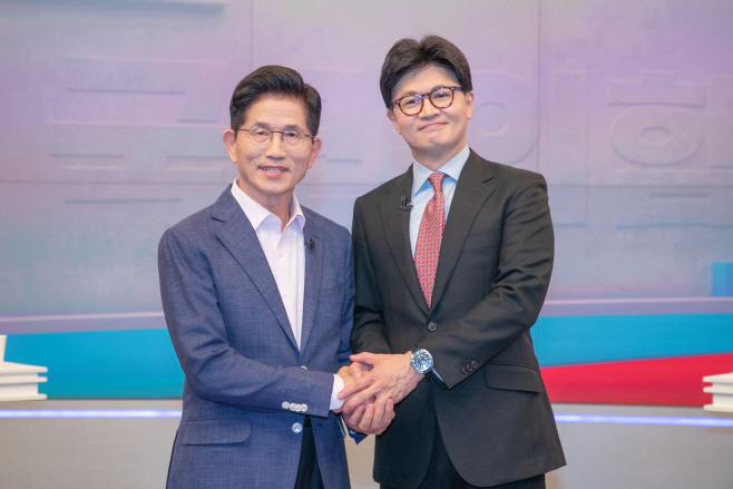 TV토론 앞서 포즈 취하는 김문수ㆍ한동훈 후보<YONHAP NO-7546>