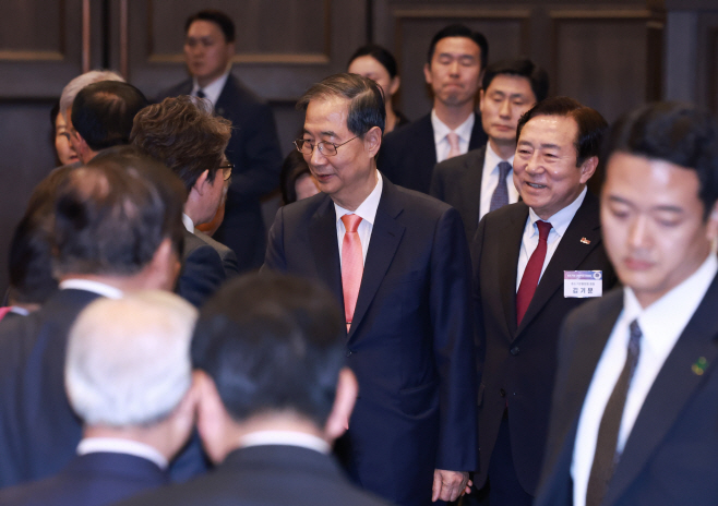 한덕수 권한대행, 중기 규제혁신 현장 소통 간담회 참석자와 인사