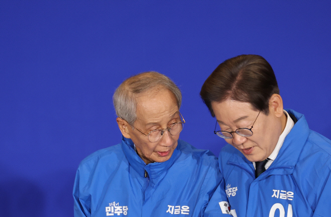이재명과 윤여준<YONHAP NO-5647>