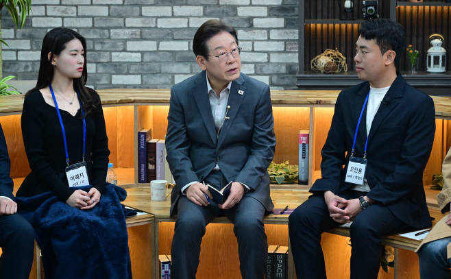 직장인 간담회서 답변하는 이재명 후보<YONHAP NO-6946>