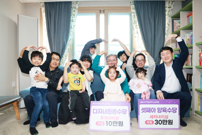 2. 지난달 16일 오태완 군수가 대의면 전입 8인 가구를 방문해 감사 인사를 전했다.