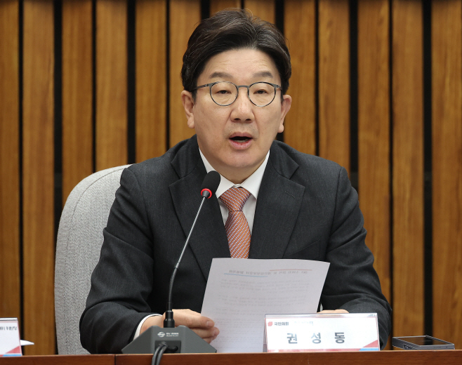 SKT 해킹 사태 긴급 간담회, 발언하는 권성동 원...<YONHAP NO-2757>