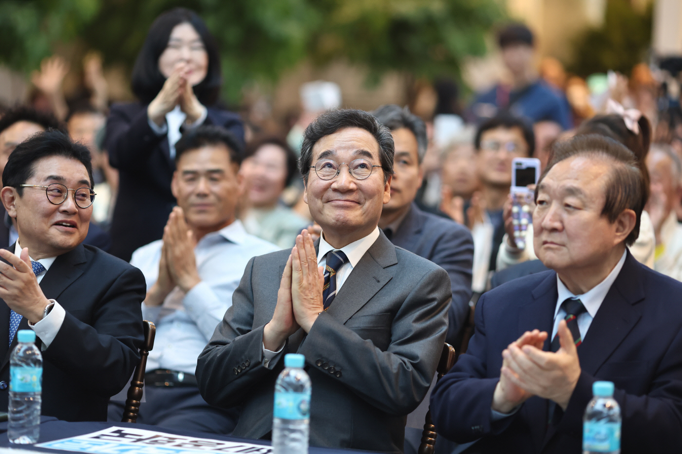 박수치는 이낙연 상임고문
