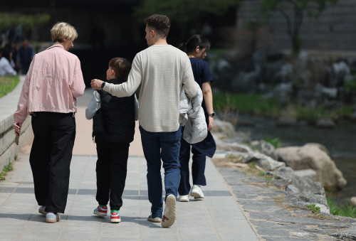 '겉옷은 벗고'<YONHAP NO-4409>