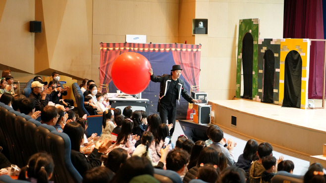 [참고사진]삼성전기 어린이날 초청행사에서 임직원들이 가족과 공연을 관람하고 있다.