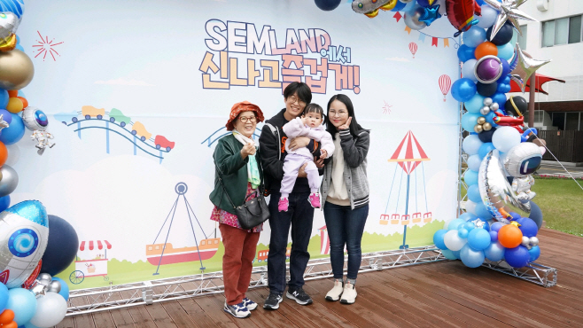 [참고사진]삼성전기 어린이날 초청행사에서 임직원이 기념사진을 촬영하고 있다.