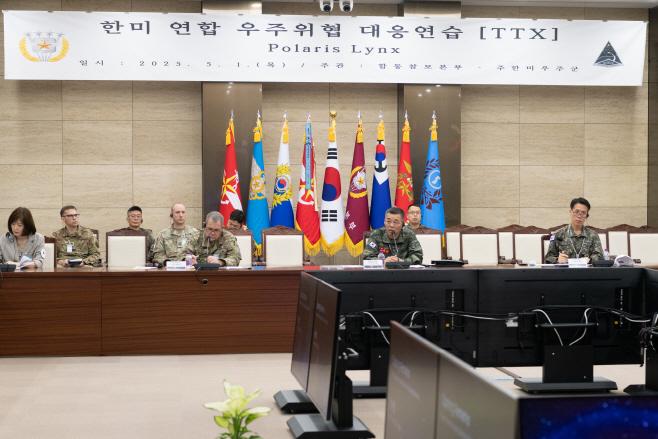 [사진2] 합참 전략기획차장 변요환 준장이 연습 간 토의를 하고 있다.