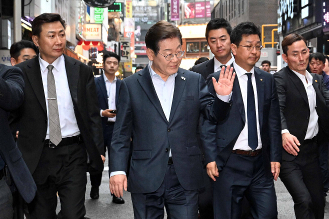 [포토] 지지자들 향해 인사하는 이재명