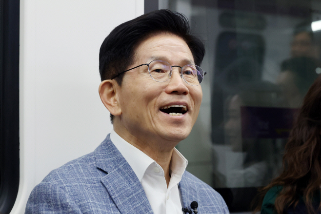 청년들과 대화 나선 국민의힘 김문수 후보<YONHAP NO-4071>