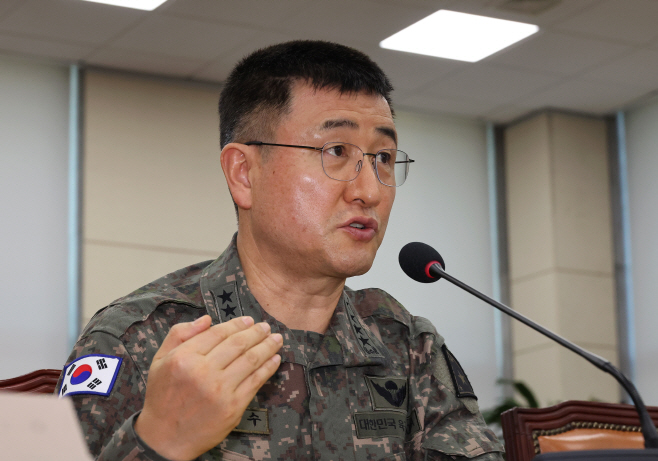 질의에 답변하는 박안수 육군참모총장