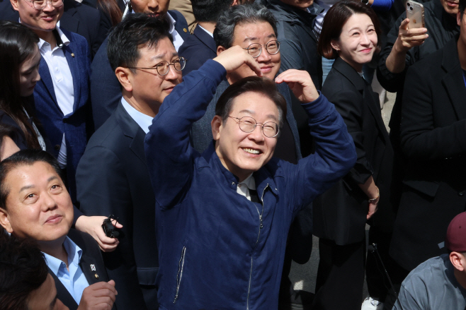 화천 주민에게 하트 보내는 이재명 후보<YONHAP NO-5837>