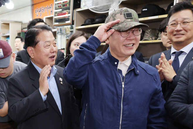 '명예 병장' 된 이재명 후보<YONHAP NO-5898>