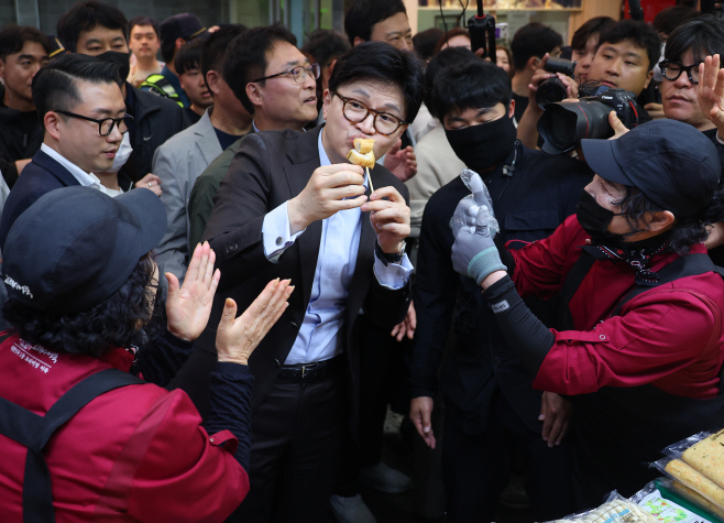 부산 어묵 맛보는 한동훈<YONHAP NO-6177>