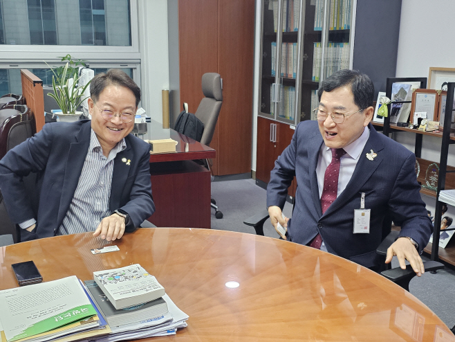 주낙영 경주시장이  서울 여의도 국회의원회관에서 허영(왼쪽)