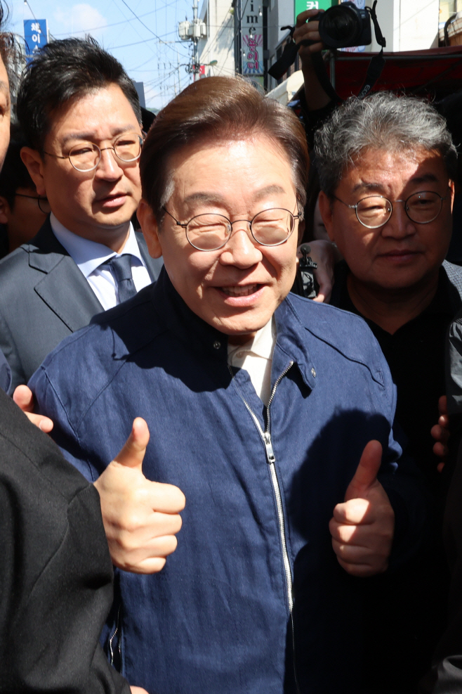 강원 접경지역에서 '경청투어' 이어가는 이재명 ...<YONHAP NO-4784>