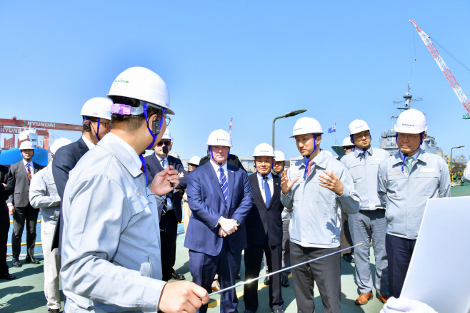 사진3_정기선 HD현대 수석부회장이 존 필린 미 해군성 장관과 함께 HD현대중공업 특수선 야드를 둘러보며 건조 중인 함정들을 소개하고 있다.