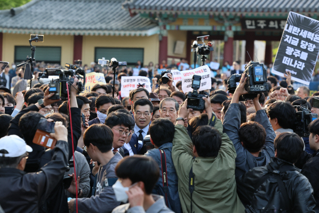 5·18묘역 참배 막힌 한덕수 전 총리<YONHAP NO-6692>
