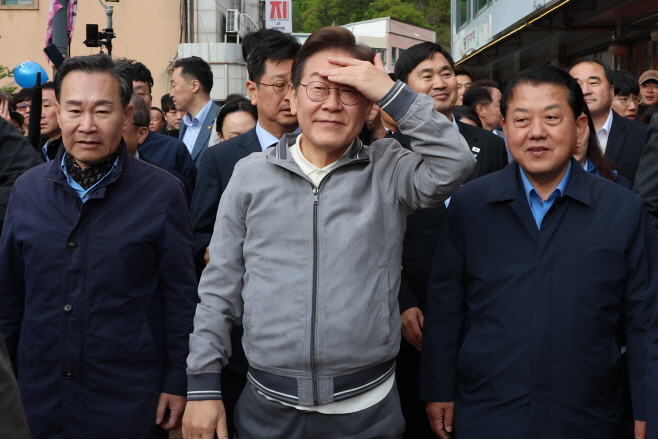 태백 산나물 축제장 향하는 이재명 후보<YONHAP NO-3202>