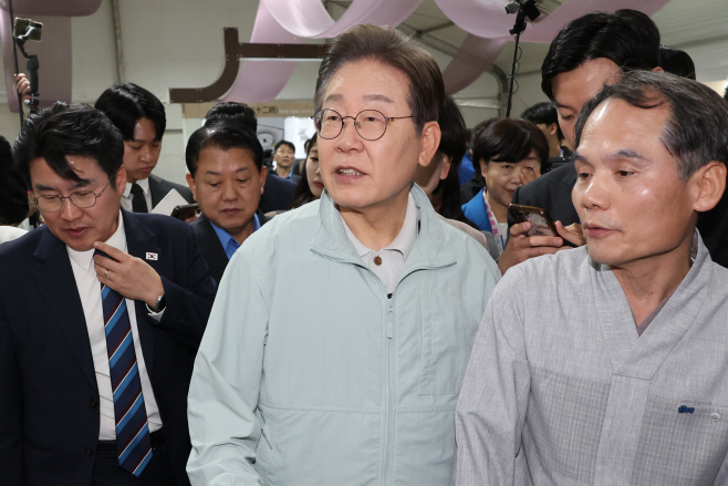 영주 선비문화축제장 찾은 이재명 후보<YONHAP NO-4174>