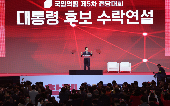 대통령 후보 수락연설하는 김문수 후보<YONHAP NO-2770>