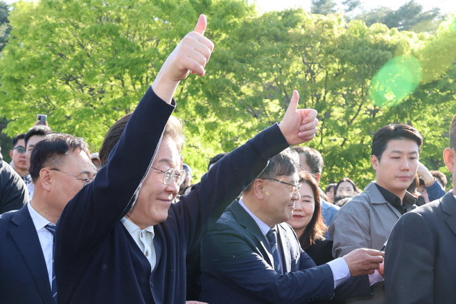 제천군민들에게 인사하는 이재명 후보<YONHAP NO-5570>