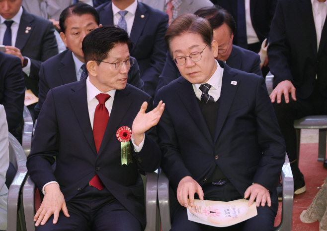 대화하는 이재명-김문수 대선 후보<YONHAP NO-2900>