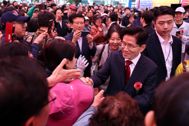 봉축법요식 마친 김문수 후보<YONHAP NO-3468>