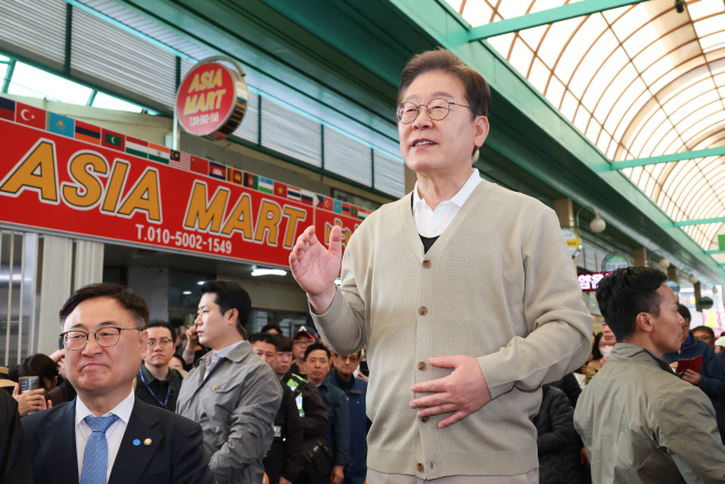 이재명 후보의 증평장뜰시장 즉흥 연설<YONHAP NO-2175>