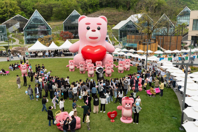 [사진1]롯데홈쇼핑, 황금연휴 벨리곰 전시로 의왕 ‘북새통’ … 가족 인증샷 성지로!