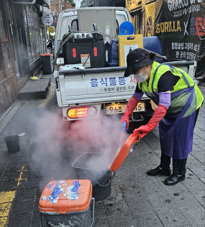 사진(2024년 음식물 전용수거용기 세척 모습)(2)