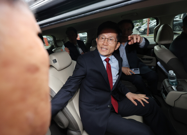 경주화백컨벤션센터 나서는 김문수<YONHAP NO-3418>