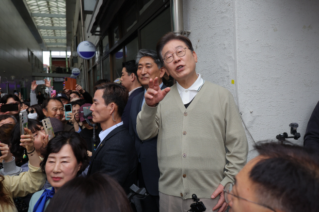 옥천공설시장 찾은 이재명 후보<YONHAP NO-3078>