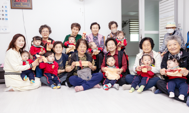 경북 칠곡군 왜관읍 우방1차 아파트 경로당에서 ‘아이세상 어린이집’ 어린이들 황토 염색 손수건을 할머니들께 선물