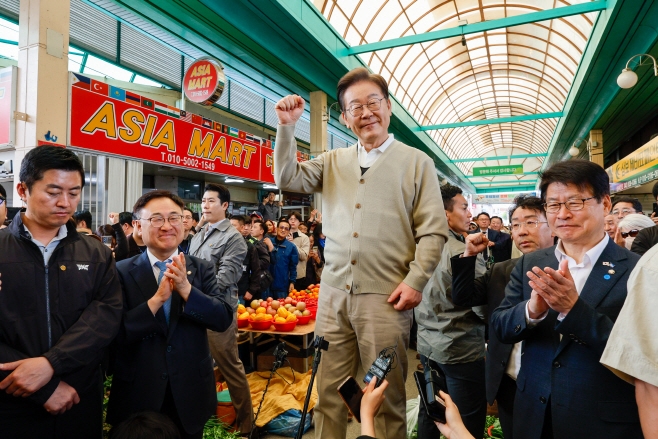 이재명 후보의 증평장뜰시장 즉흥 연설<YONHAP NO-2144>