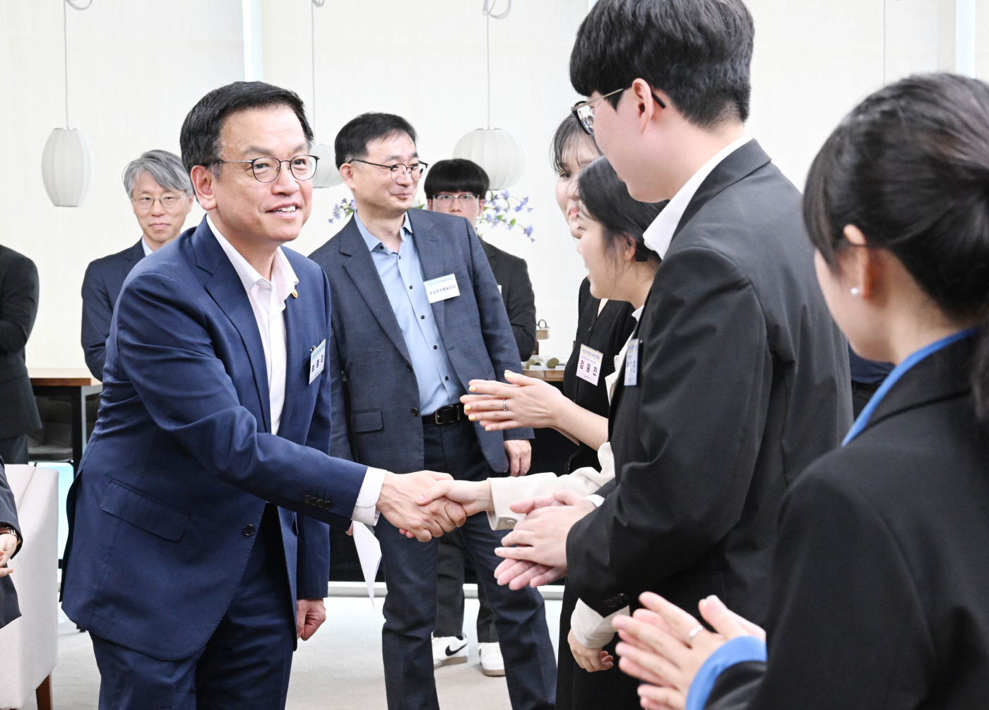 떠나는 최상목 “직무에 충실한 공직자, 외부서 흔들어선 안돼”